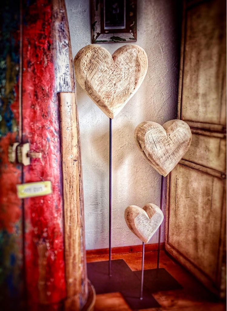 Thankgoods large solid decorative wooden heart made of solid poplar wood with steel base in three sizes