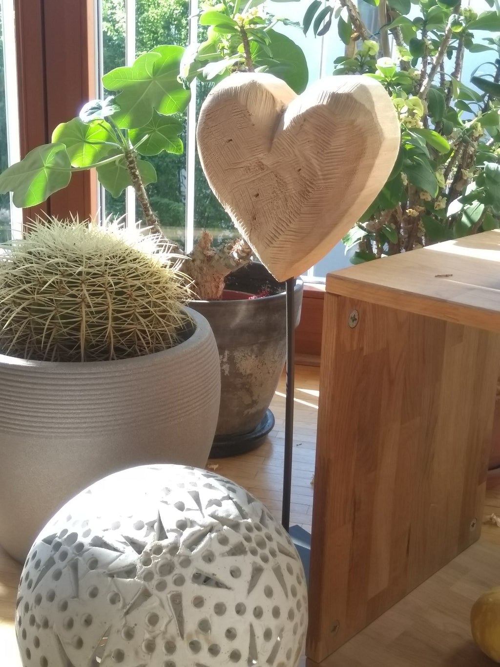 Thankgoods large solid decorative wooden heart made of solid poplar wood with steel base in three sizes